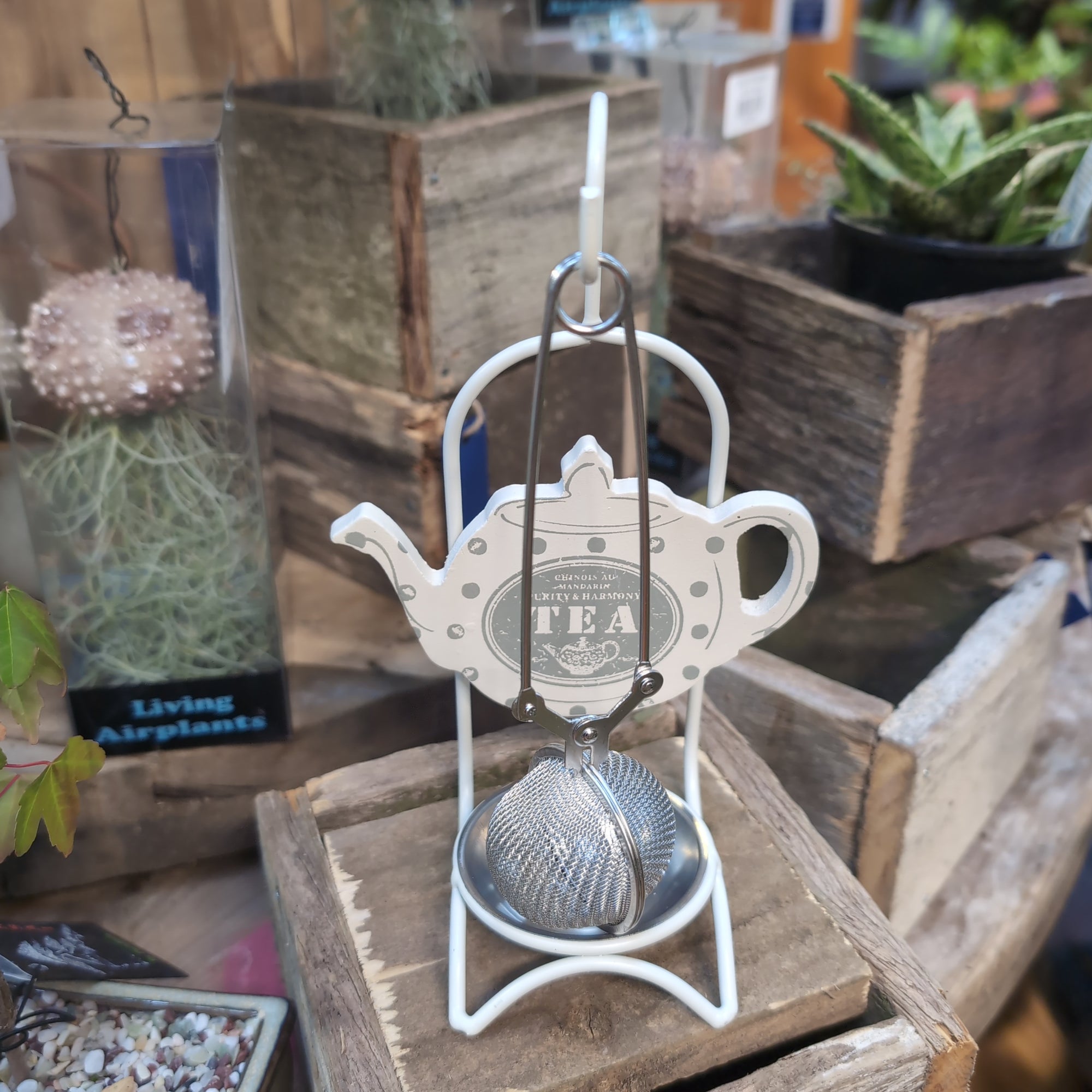 Tea strainer with holder